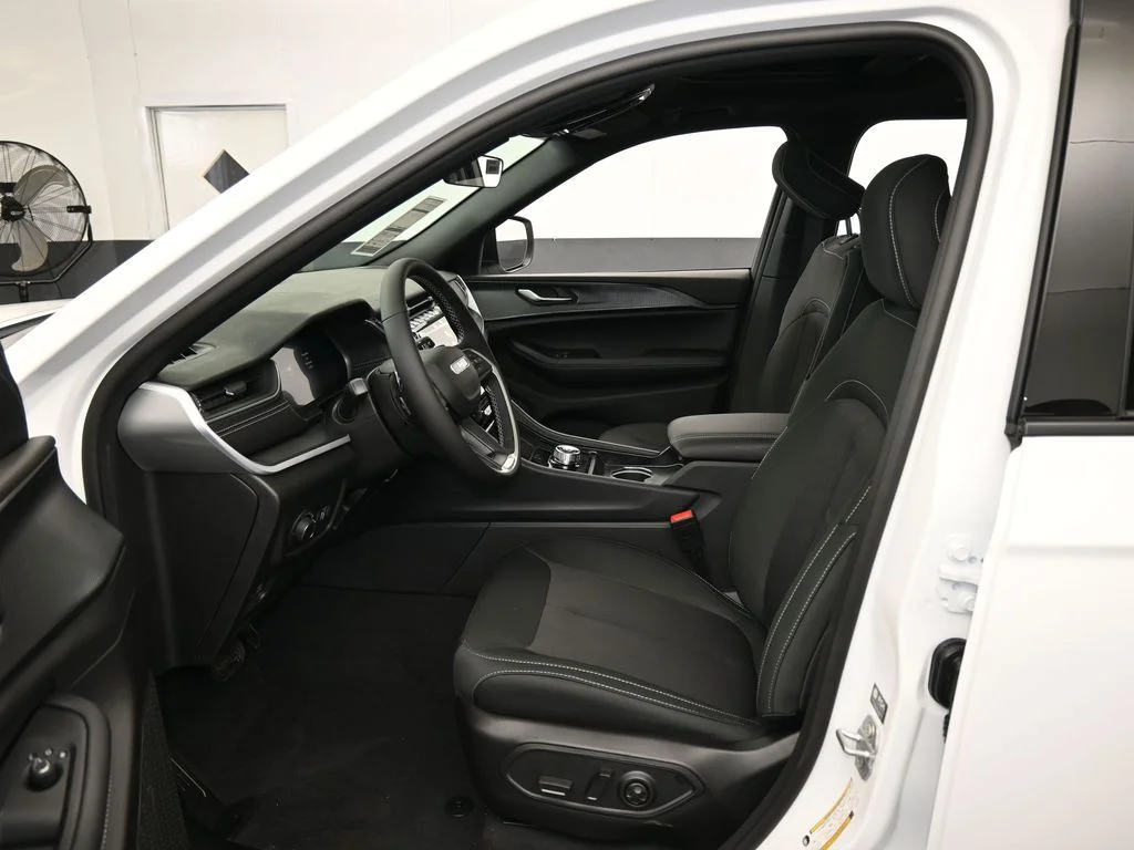 New 2026 Bright White Clear-Coat Exterior Paint Jeep Laredo X image 12