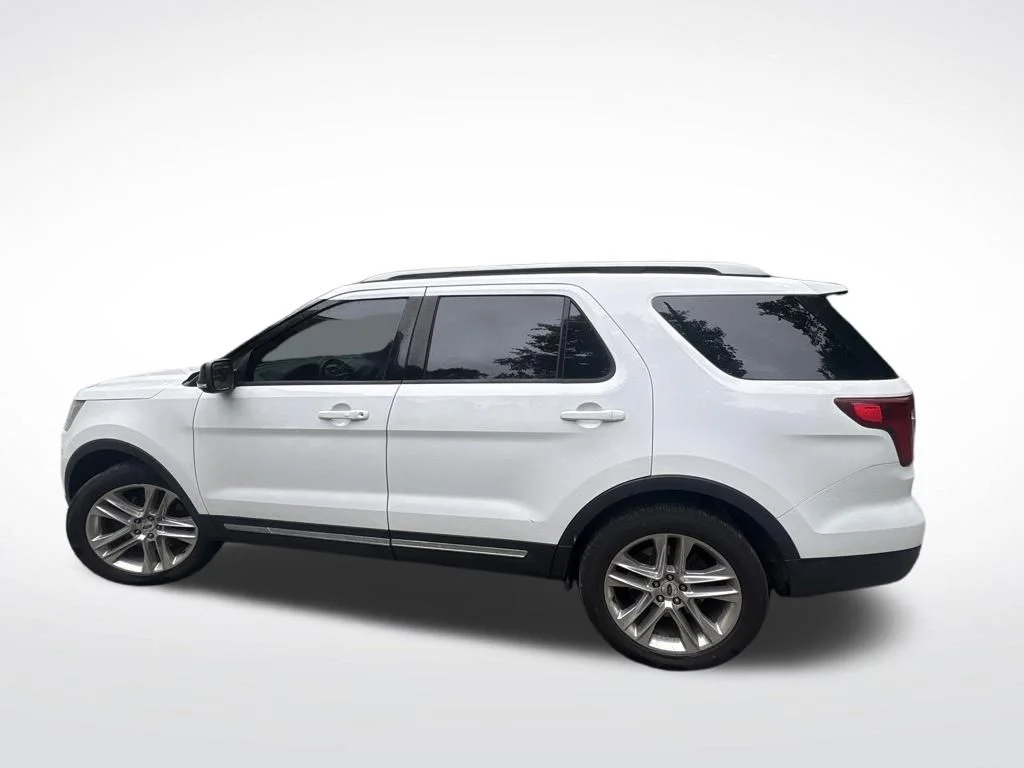 Used 2017 White Ford XLT image 6