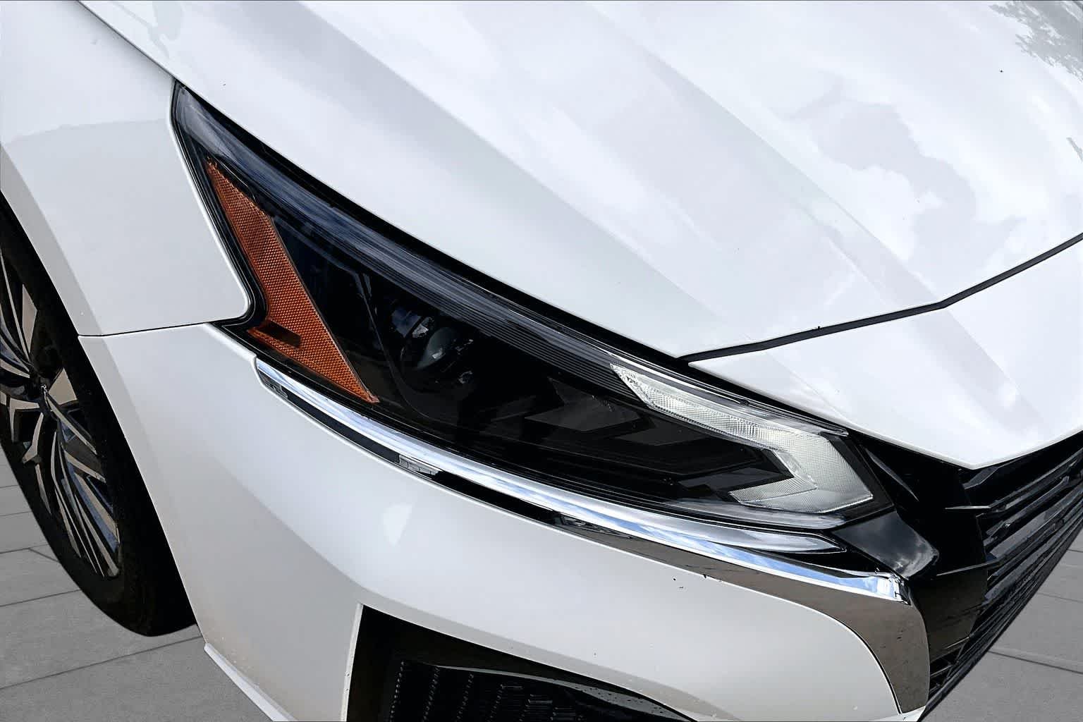 Used 2025 Glacier White Nissan SV image 26