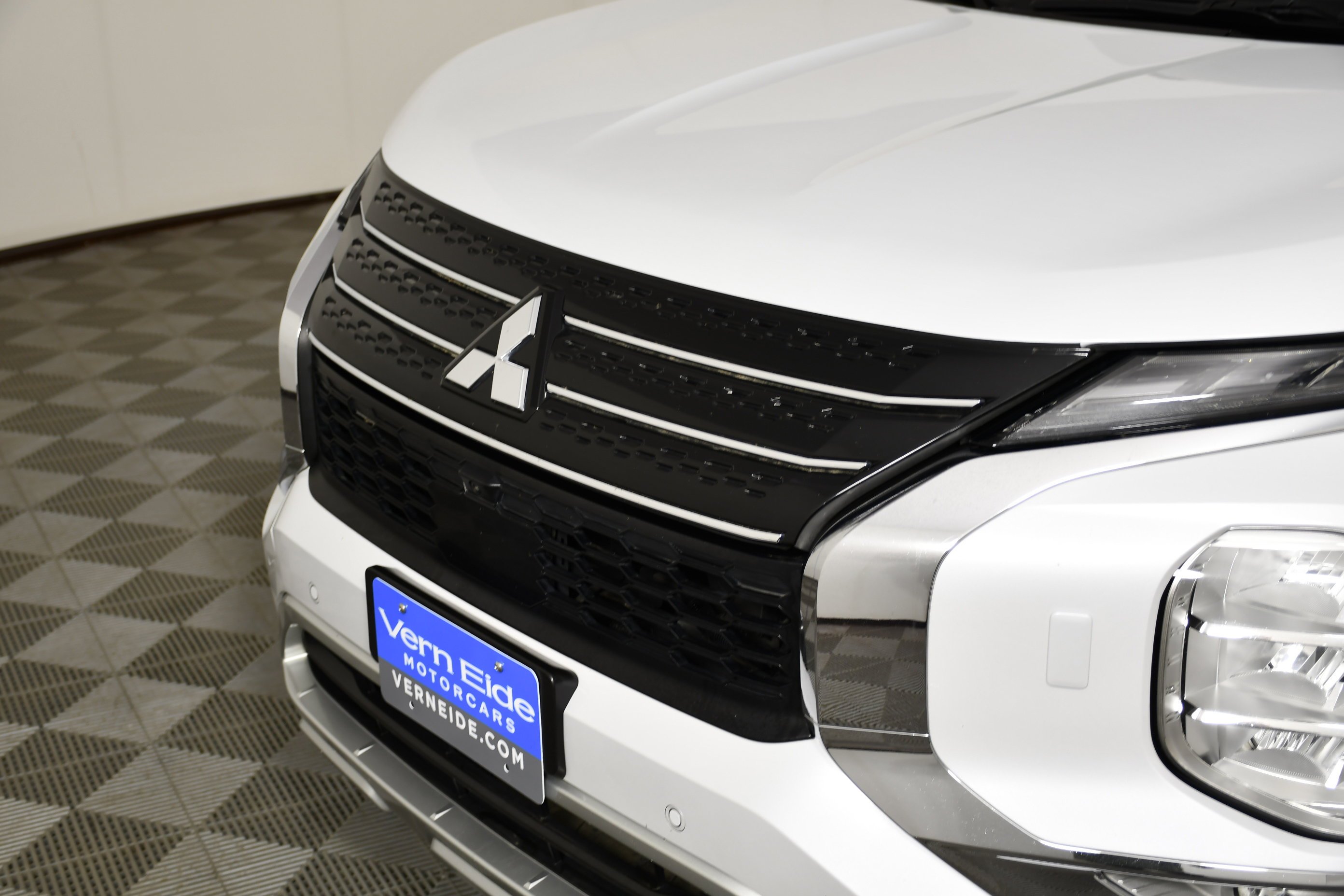 Certified Used 2022 White Diamond Mitsubishi SE image 11