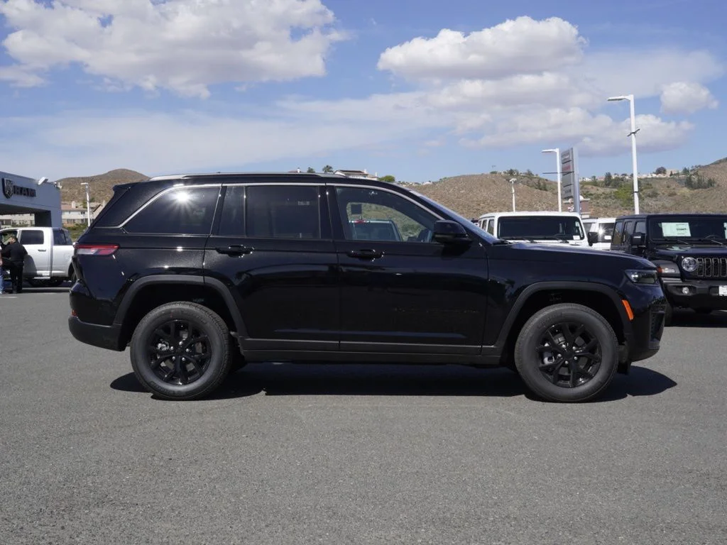 New 2026 Diamond Black Crystal Pearl-Coat Exterior Paint Jeep Laredo Altitude image 2