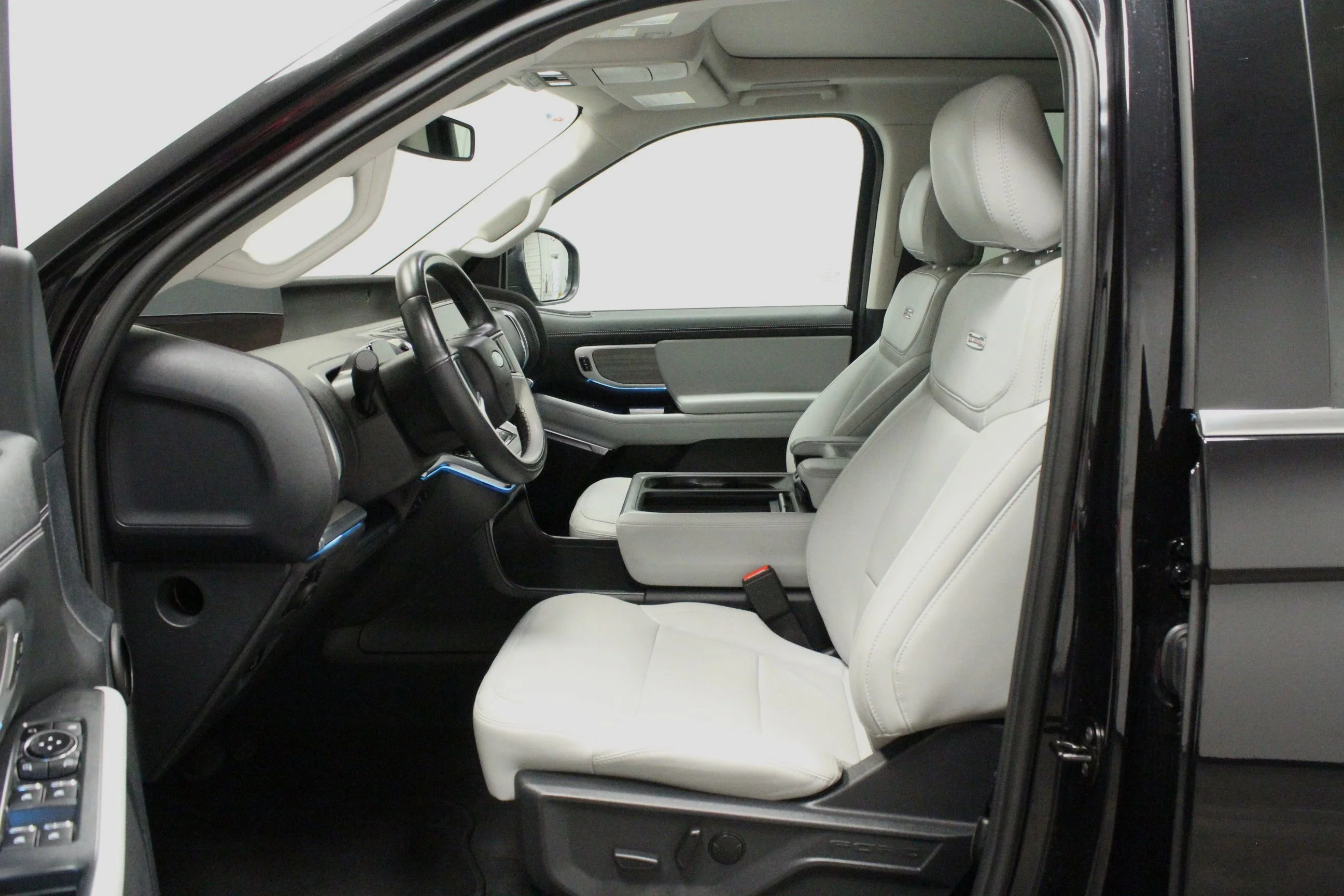 Used 2025 Black Metallic Ford Platinum image 21