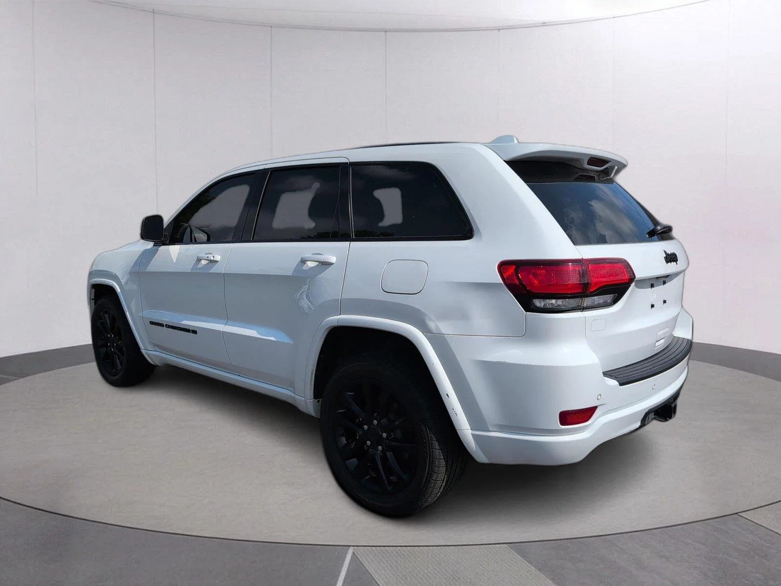 Used 2022 Bright White Clearcoat Jeep Laredo X image 5