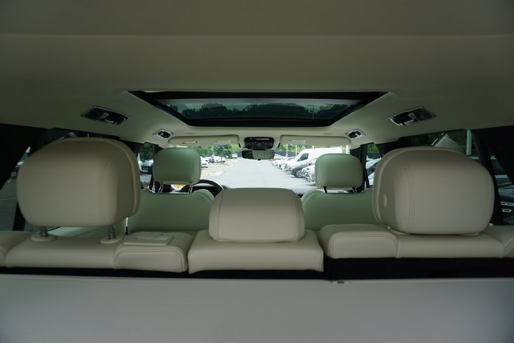 Used 2026 Fuji White Land Rover SE image 32