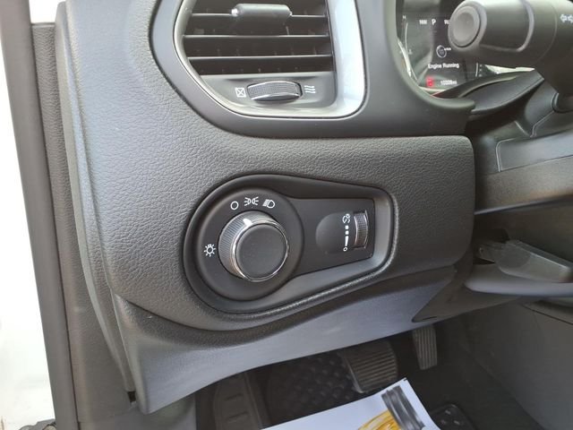 Used 2023 White Jeep Latitude image 16