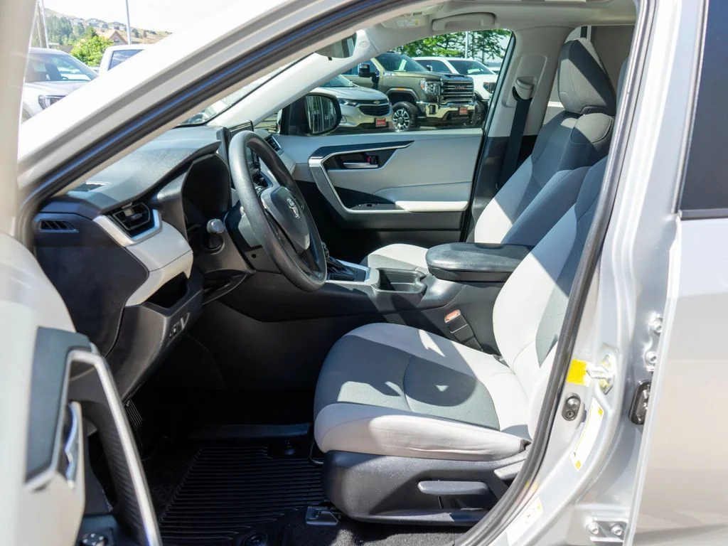 Used 2019 Silver Toyota XLE image 11
