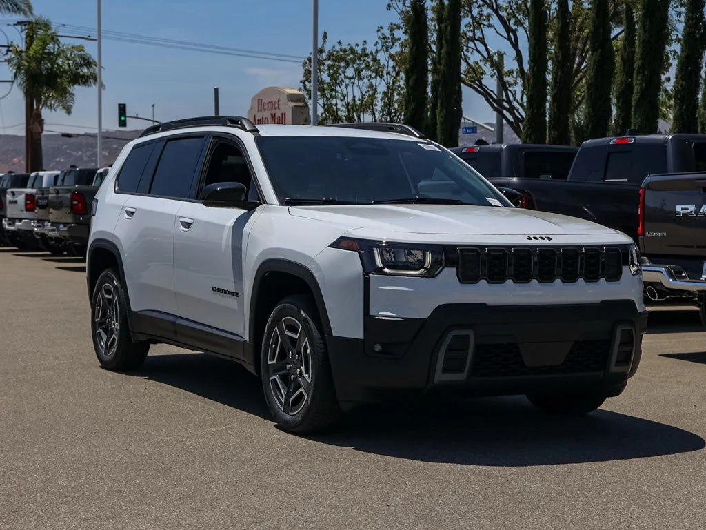New 2026 Bright White Clear-Coat Exterior Paint Jeep Limited image 2