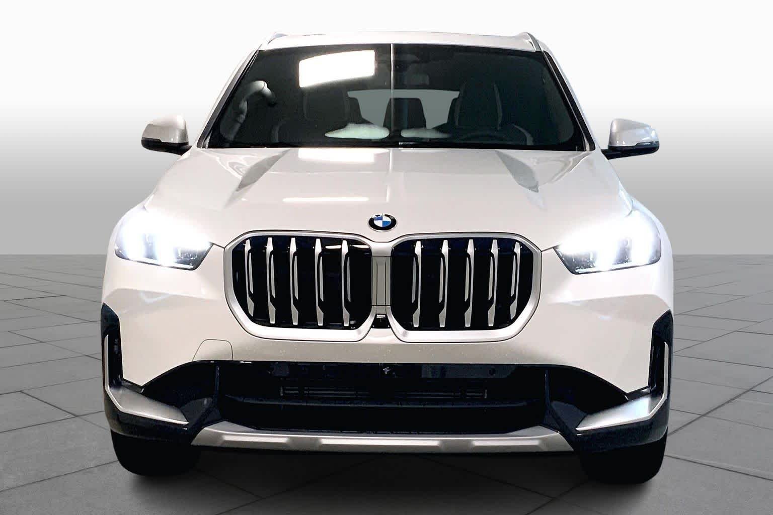 New 2026 Mineral White Metallic BMW xDrive28i image 3