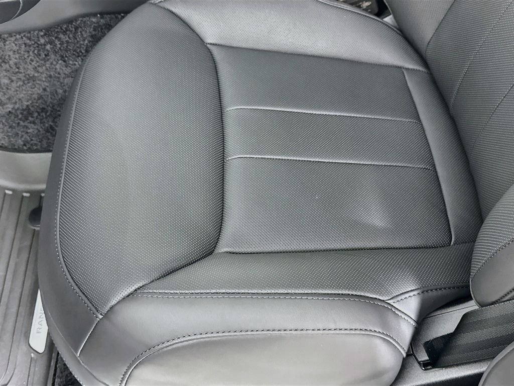 New 2026 Eiger Grey Land Rover SE image 21