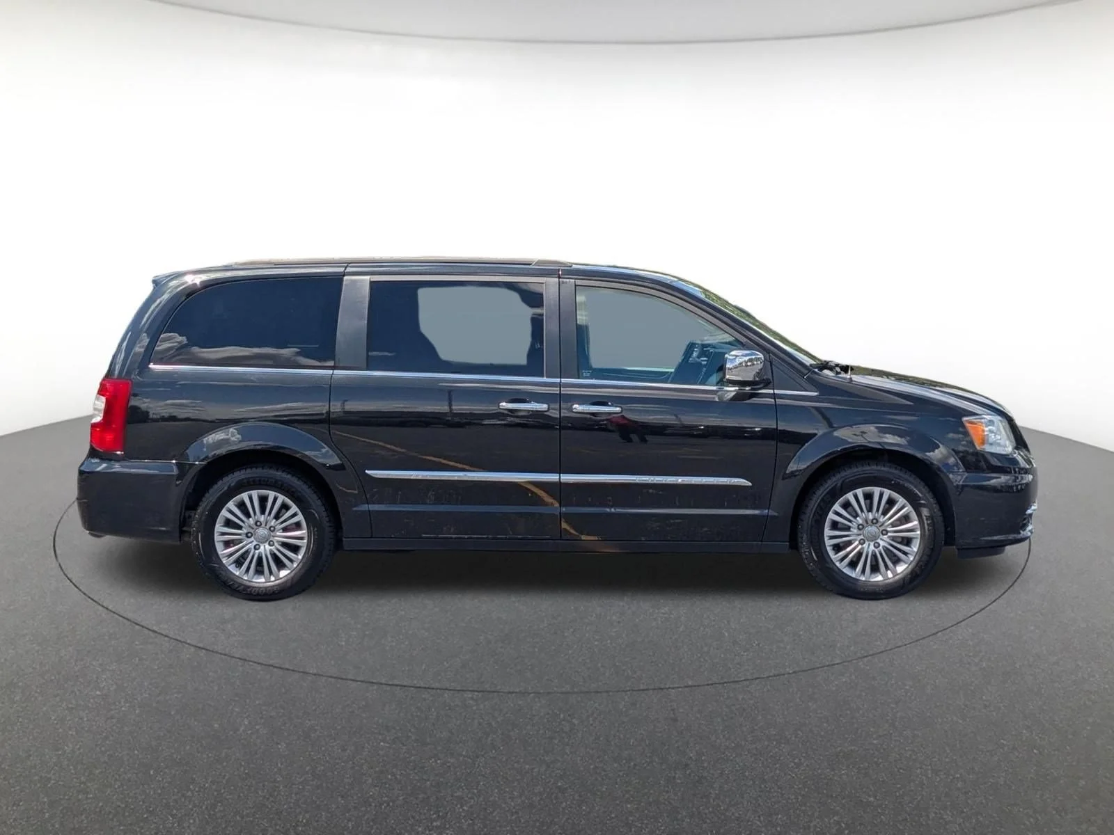 Used 2015 Brilliant Black Crystal Pearlcoat Chrysler Touring-L image 4