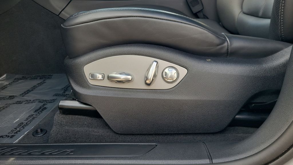 Used 2025  Porsche Base image 15