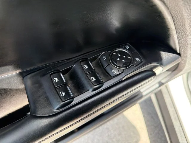 Used 2015 White Lincoln Base image 18