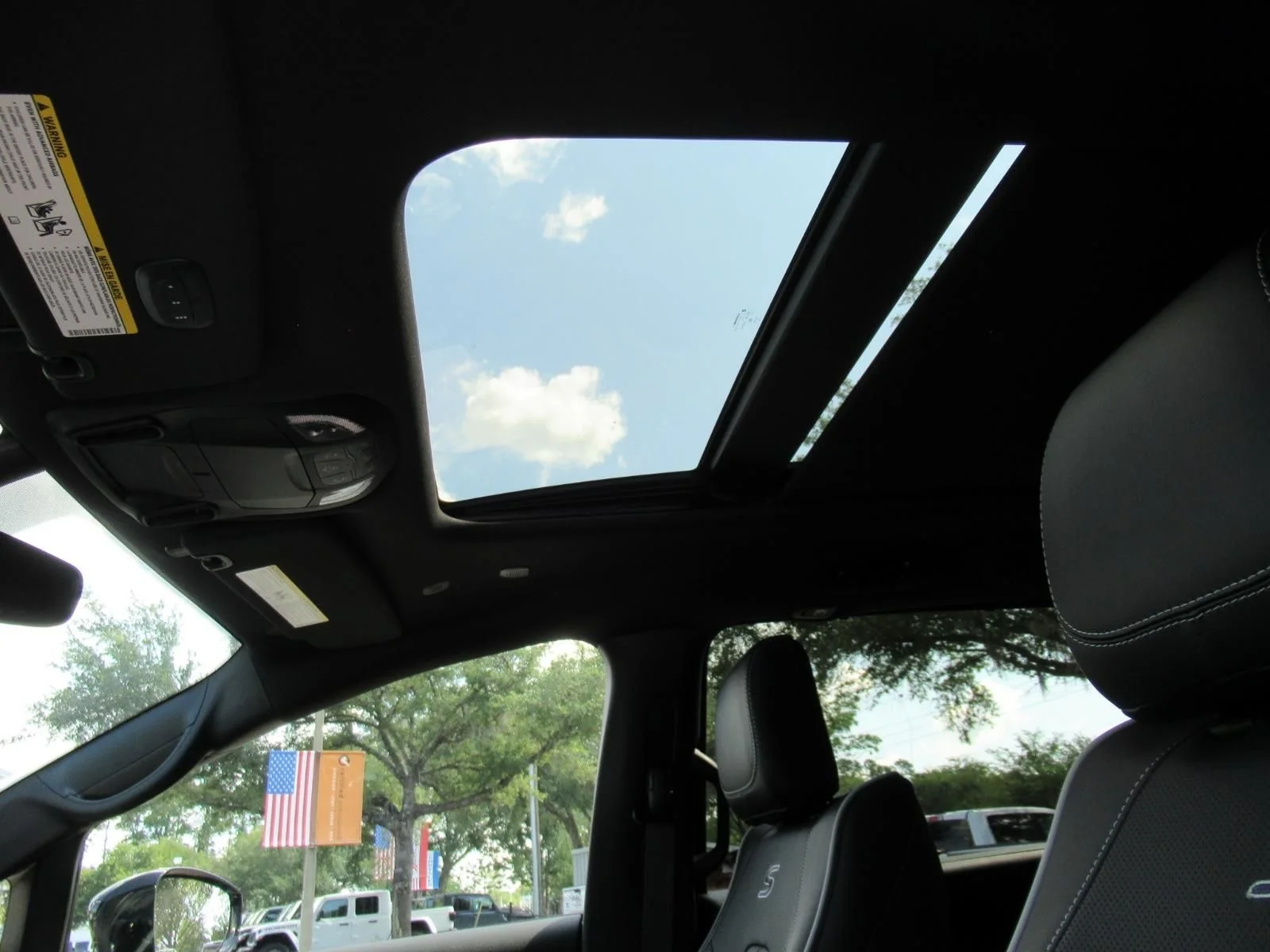 New 2027 Diamond Black Crystal Pearl-Coat Exterior Paint Chrysler Limited image 18