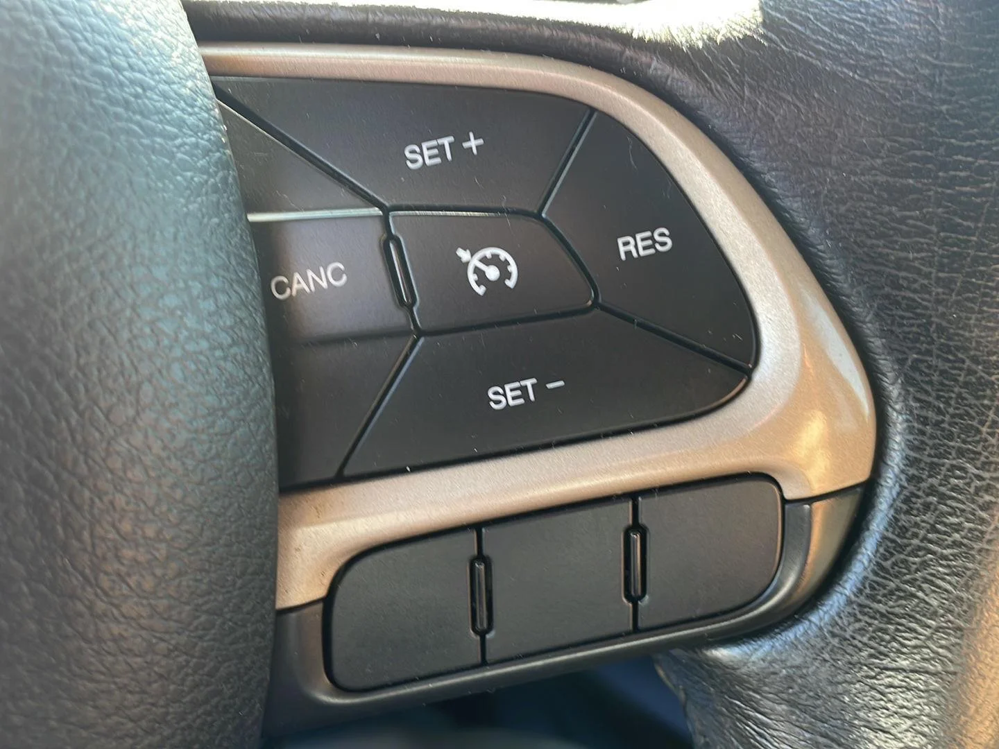 Used 2016 Granite Crystal Metallic Clearcoat Jeep Latitude image 15