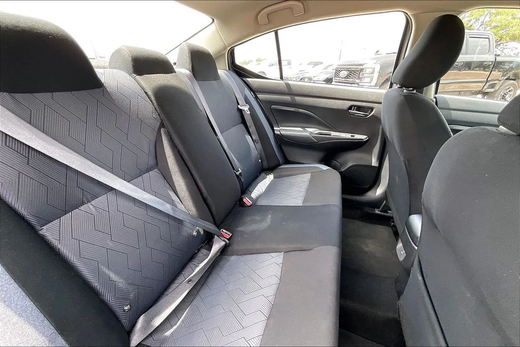 Used 2025 Silver Nissan 1.6 SV image 22