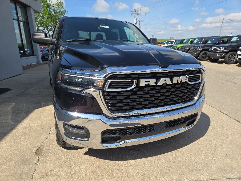 New 2026 Diamond Black Crystal Pearl-Coat Exterior Paint RAM Tradesman image 15