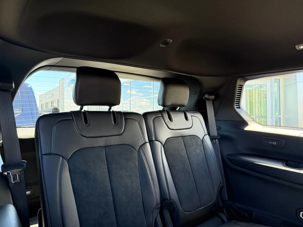 New 2026 Diamond Black Crystal Pearlcoat Jeep Laredo image 13