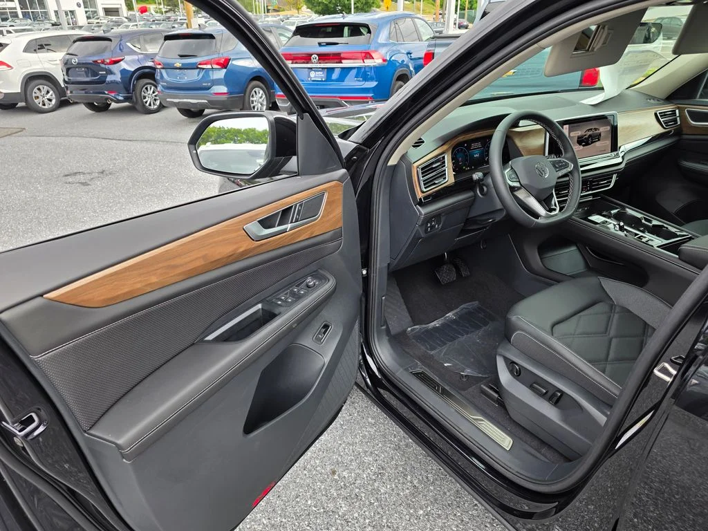 New 2026 Deep Black Pearl Volkswagen SE w/Technology image 9