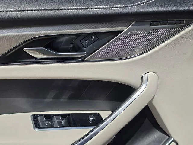 2025 Jaguar F-PACE R-Dynamic S - Photo 17