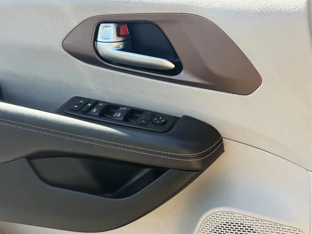 2023 Chrysler Voyager LX - Photo 18
