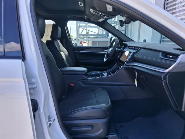 New 2026 Bright White Clear-Coat Exterior Paint Jeep Altitude image 25