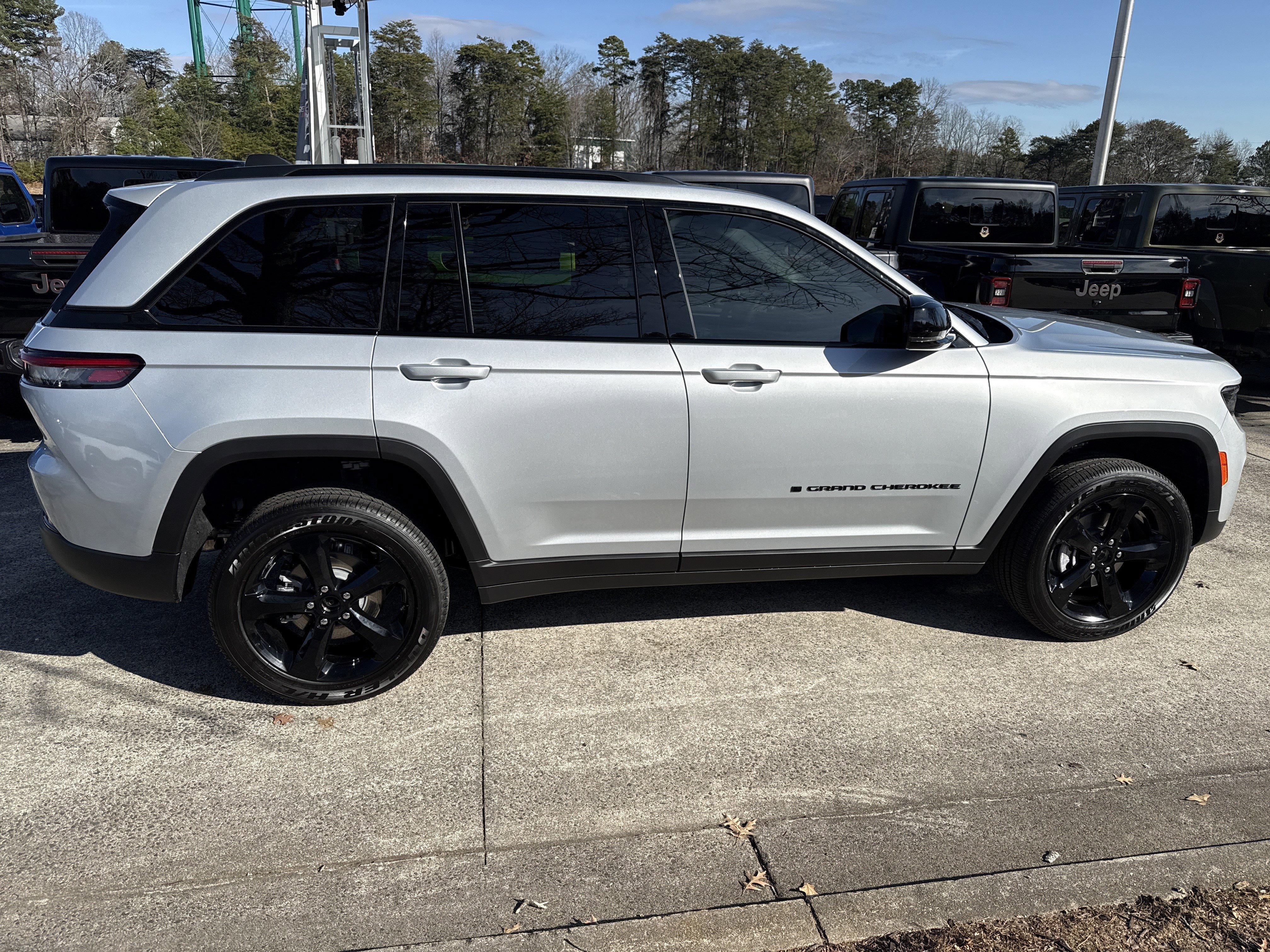 New 2025 Silver Zynith Jeep Altitude image 7