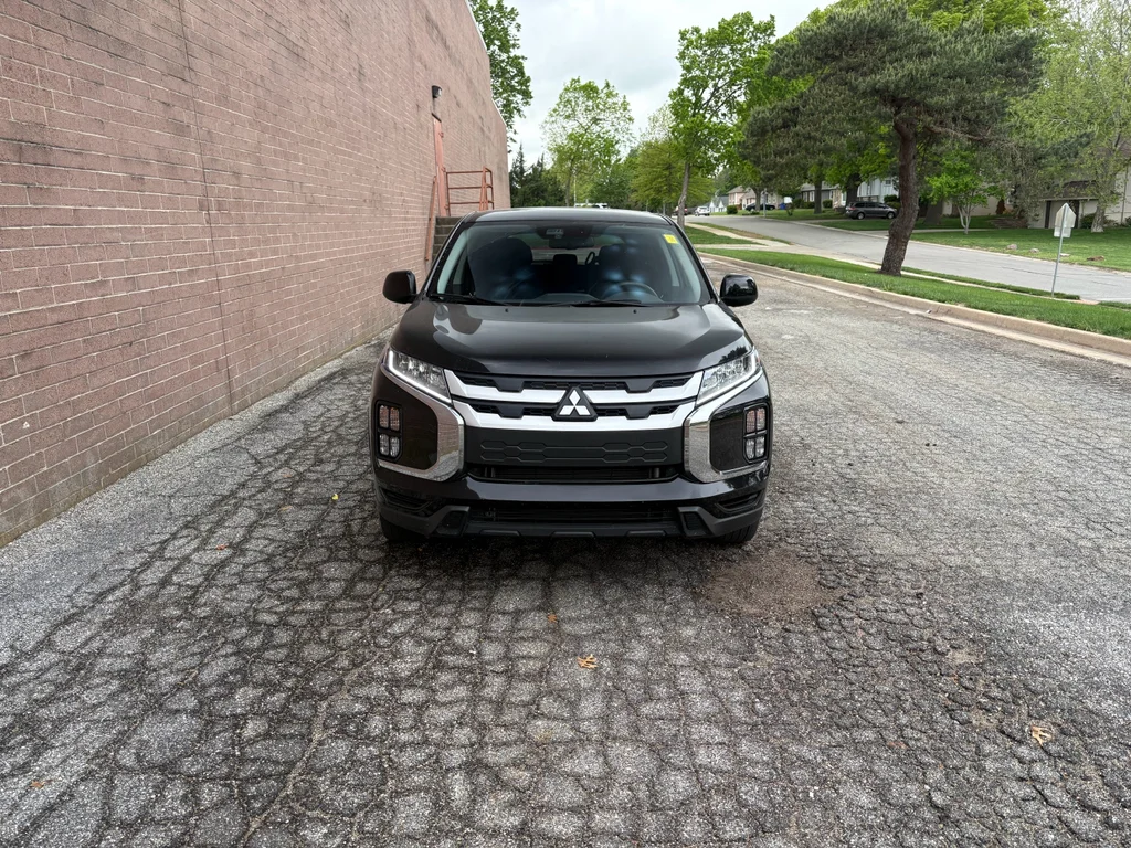 Used 2025 Labrador Black Pearl Mitsubishi ES image 8