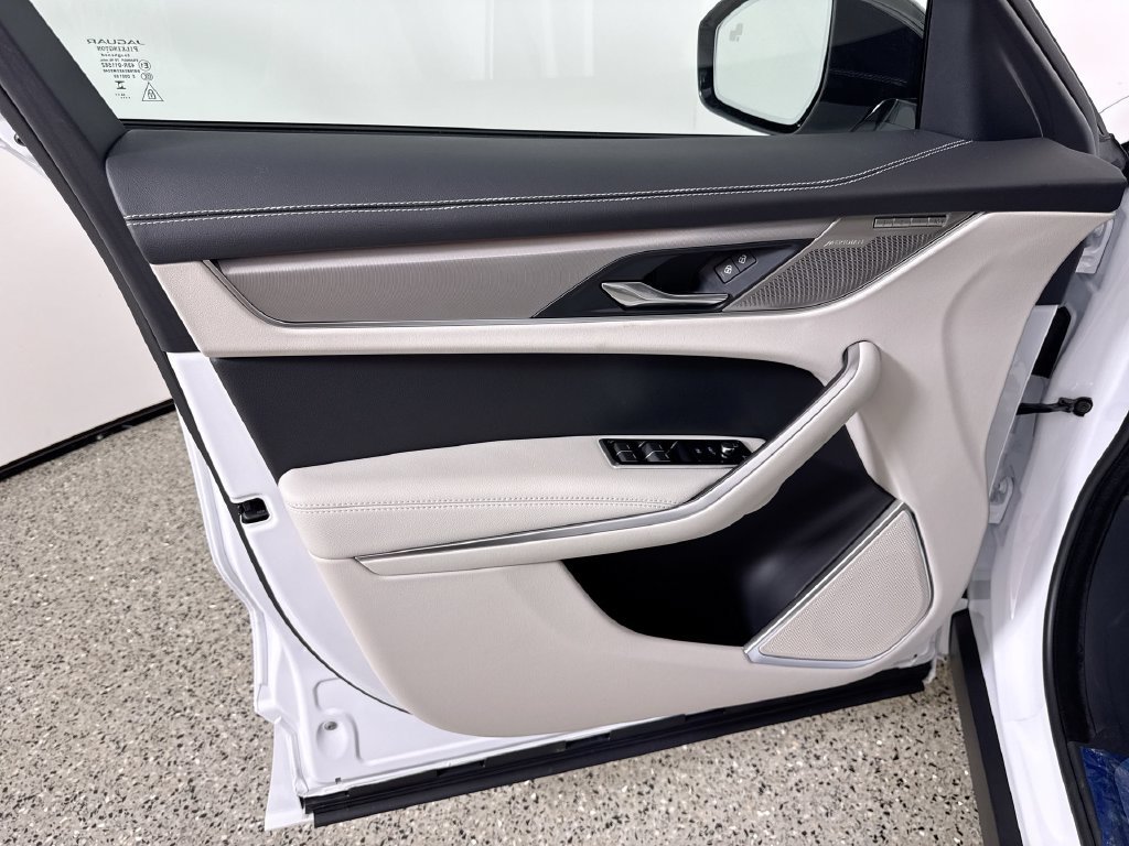 2026 Jaguar F-Pace R-Dynamic S - Photo 13