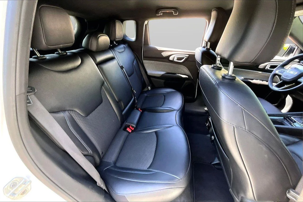 Used 2024 White/off-white Jeep Latitude image 23