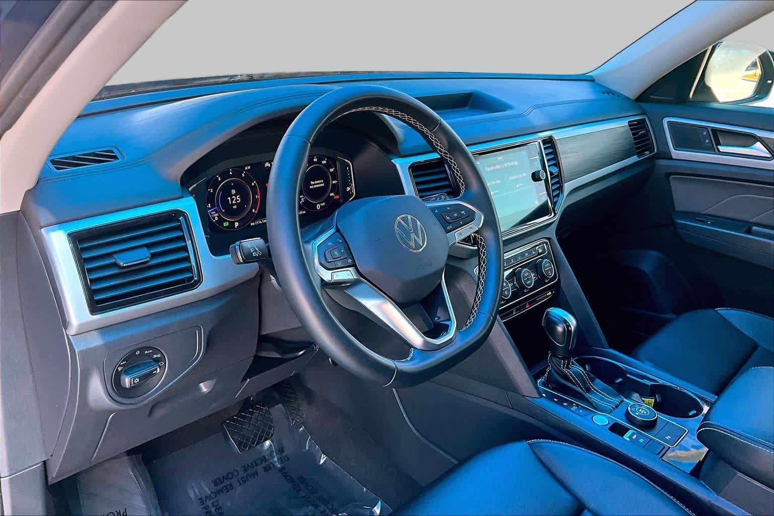 Used 2022 Tourmaline Blue Metallic Volkswagen 3.6L V6 SE w/Technology image 17