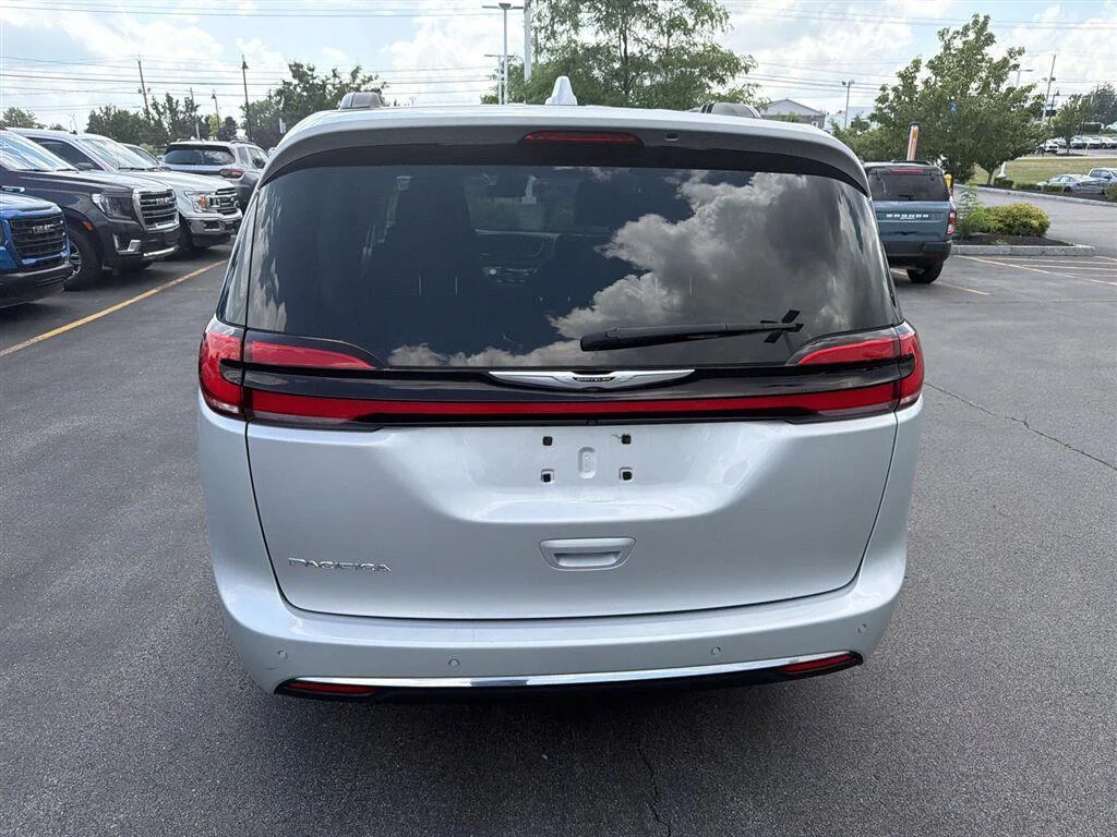 Used 2022 Silver Mist Clearcoat Chrysler Touring L image 13