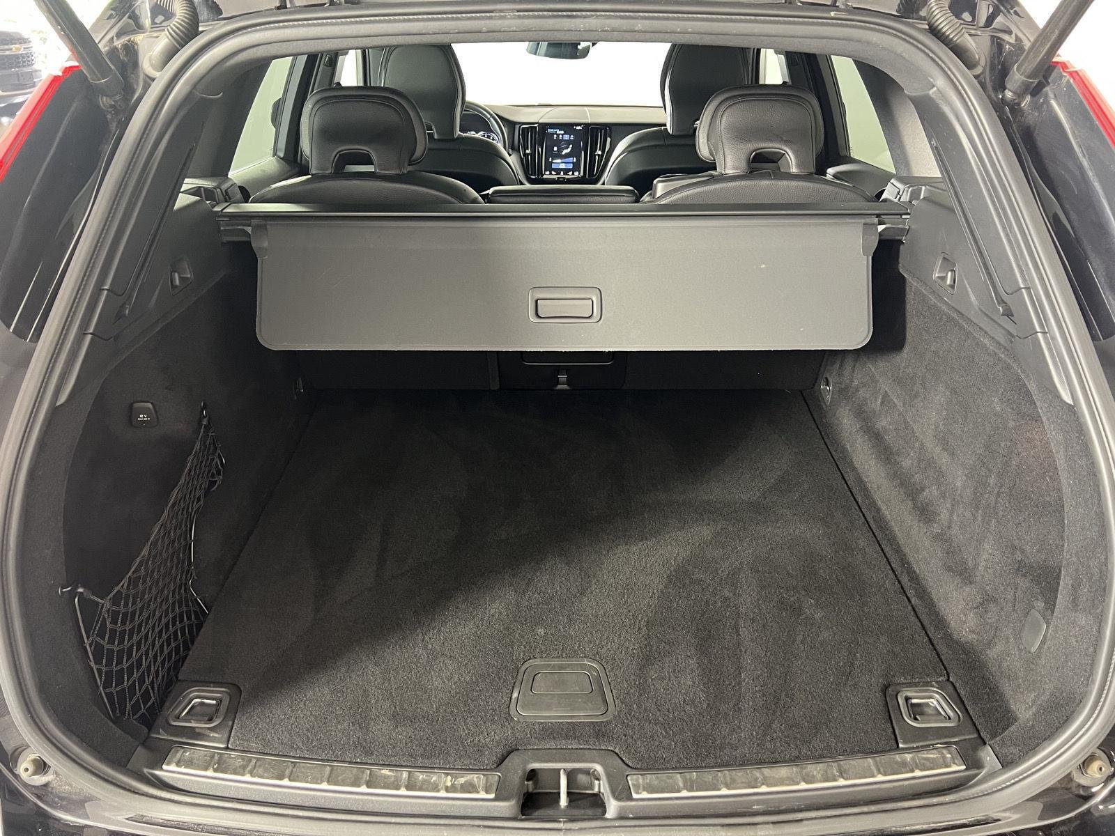 Used 2020 Onyx Black Metallic Volvo Momentum image 23