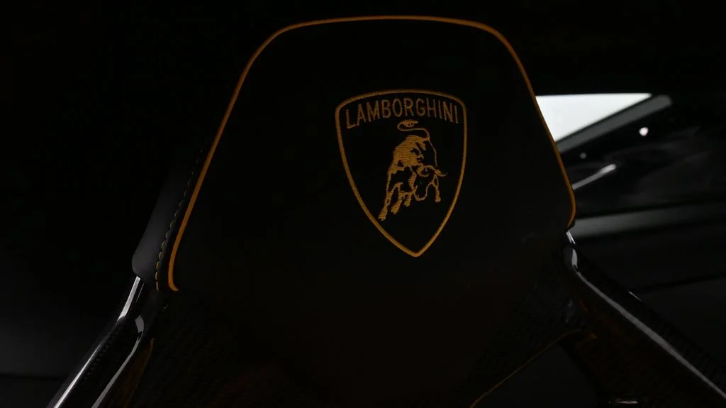 Used 2022  Lamborghini Base image 12