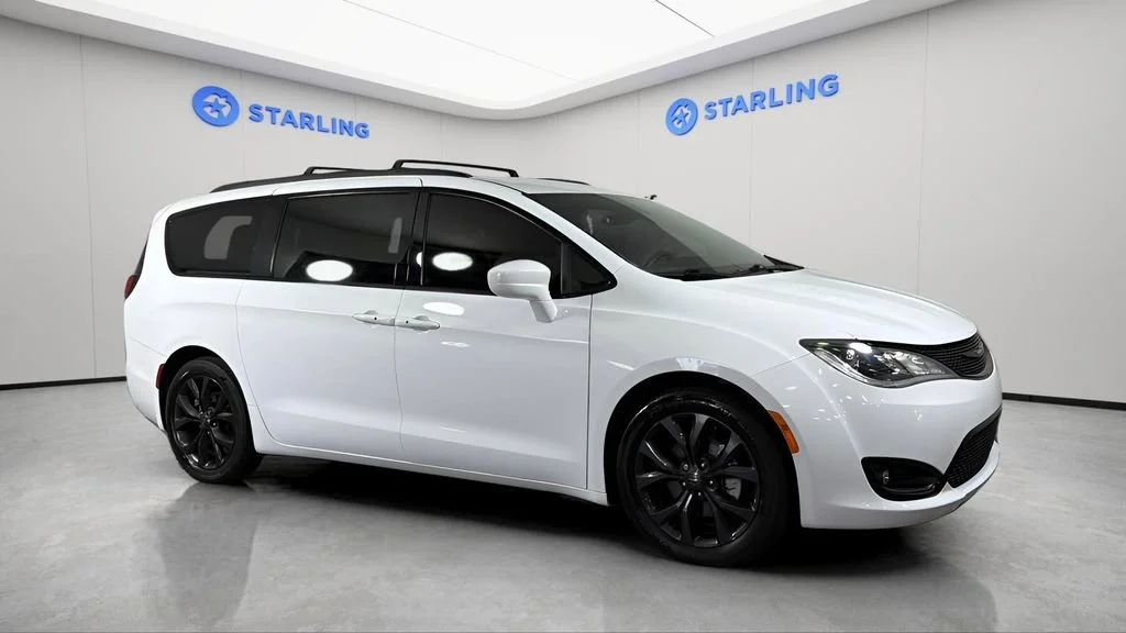 Used 2019 White Chrysler Touring Plus image 13