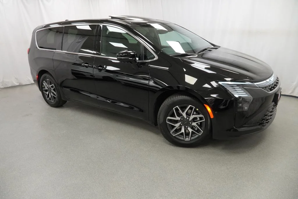 New 2027 Diamond Black Crystal Pearl-Coat Paint Chrysler Limited image 21
