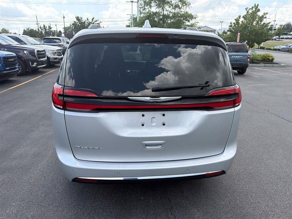 Used 2022 Silver Mist Clearcoat Chrysler Touring L image 13