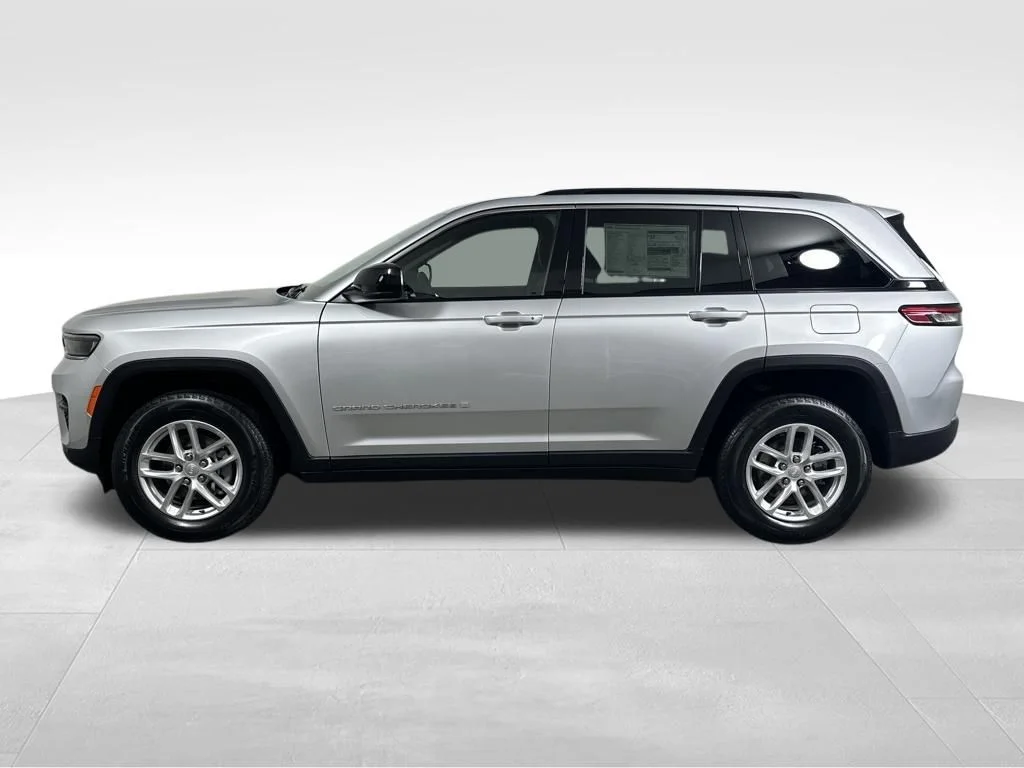 New 2026 Silver Zynith Exterior Paint Jeep Laredo X image 6