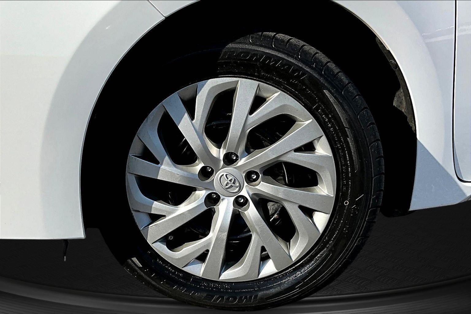 Used 2017 White Toyota LE image 29