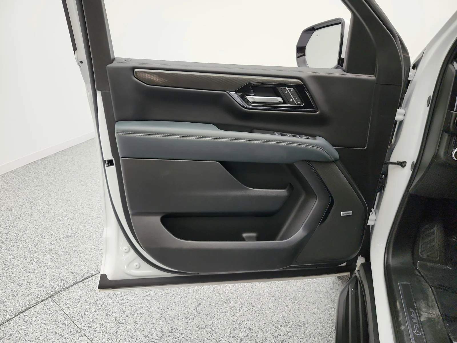 Used 2025 Summit White GMC 4WD 4dr AT4 image 14