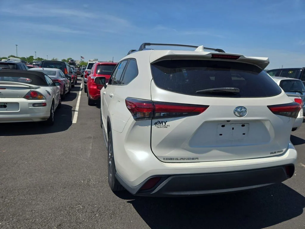 Used 2021 White Toyota XLE image 3