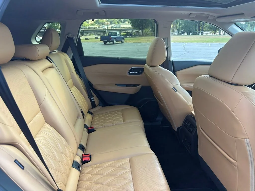 Used 2023 White Nissan Platinum image 13