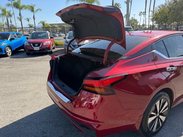 Used 2022 Red Nissan 2.5 SV image 8