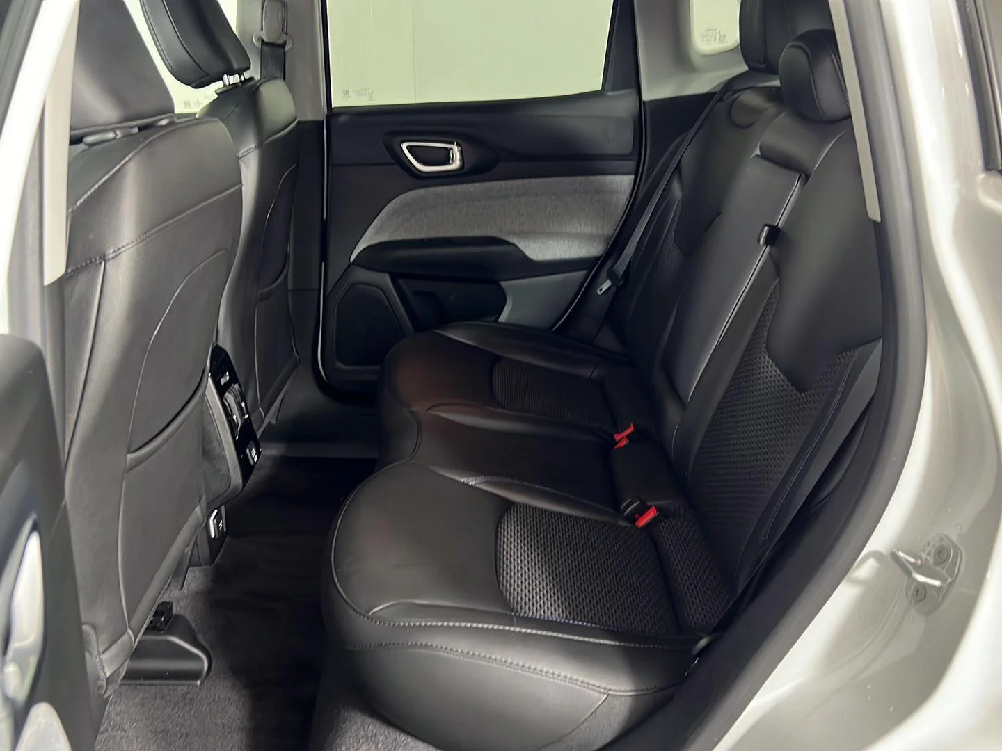 Used 2022 White Jeep Latitude image 25