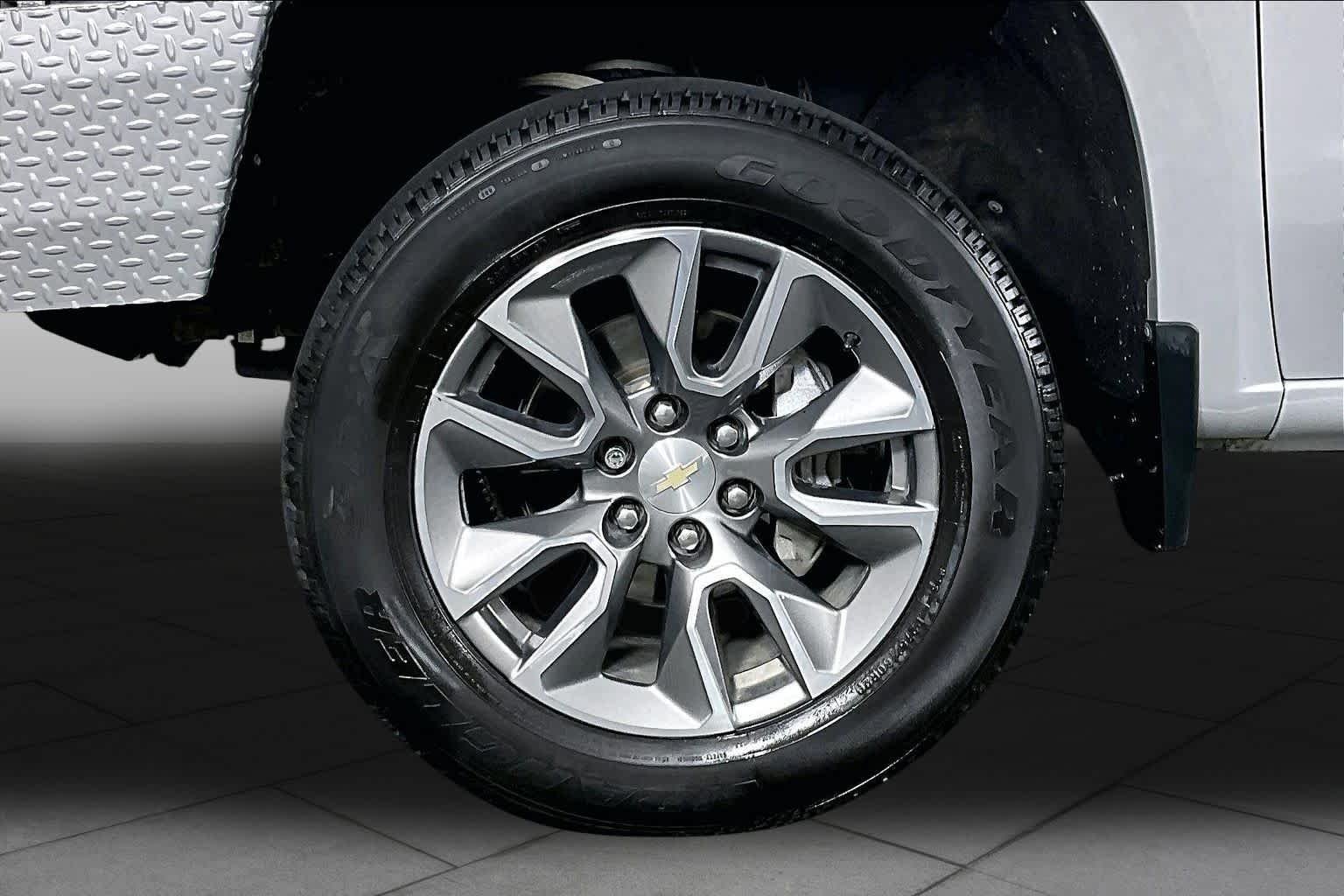 Used 2022 Silver Ice Metallic Chevrolet LT image 11