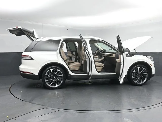 Used 2024 White Lincoln Reserve image 62