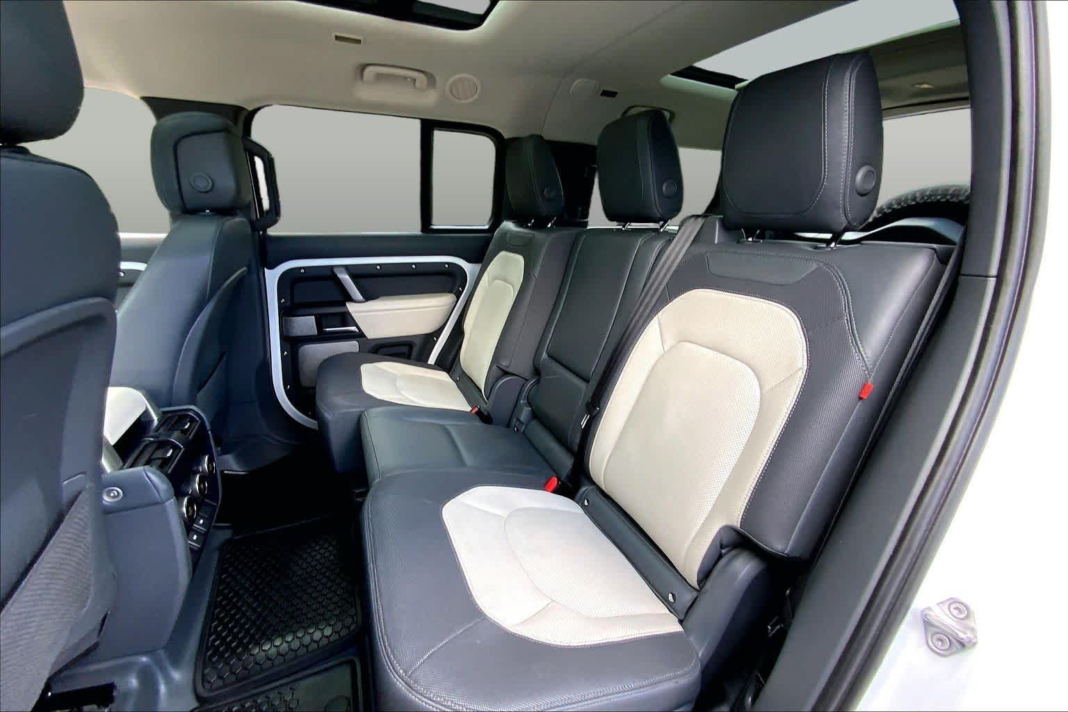 Used 2024 Fuji White Land Rover X-Dynamic SE image 19