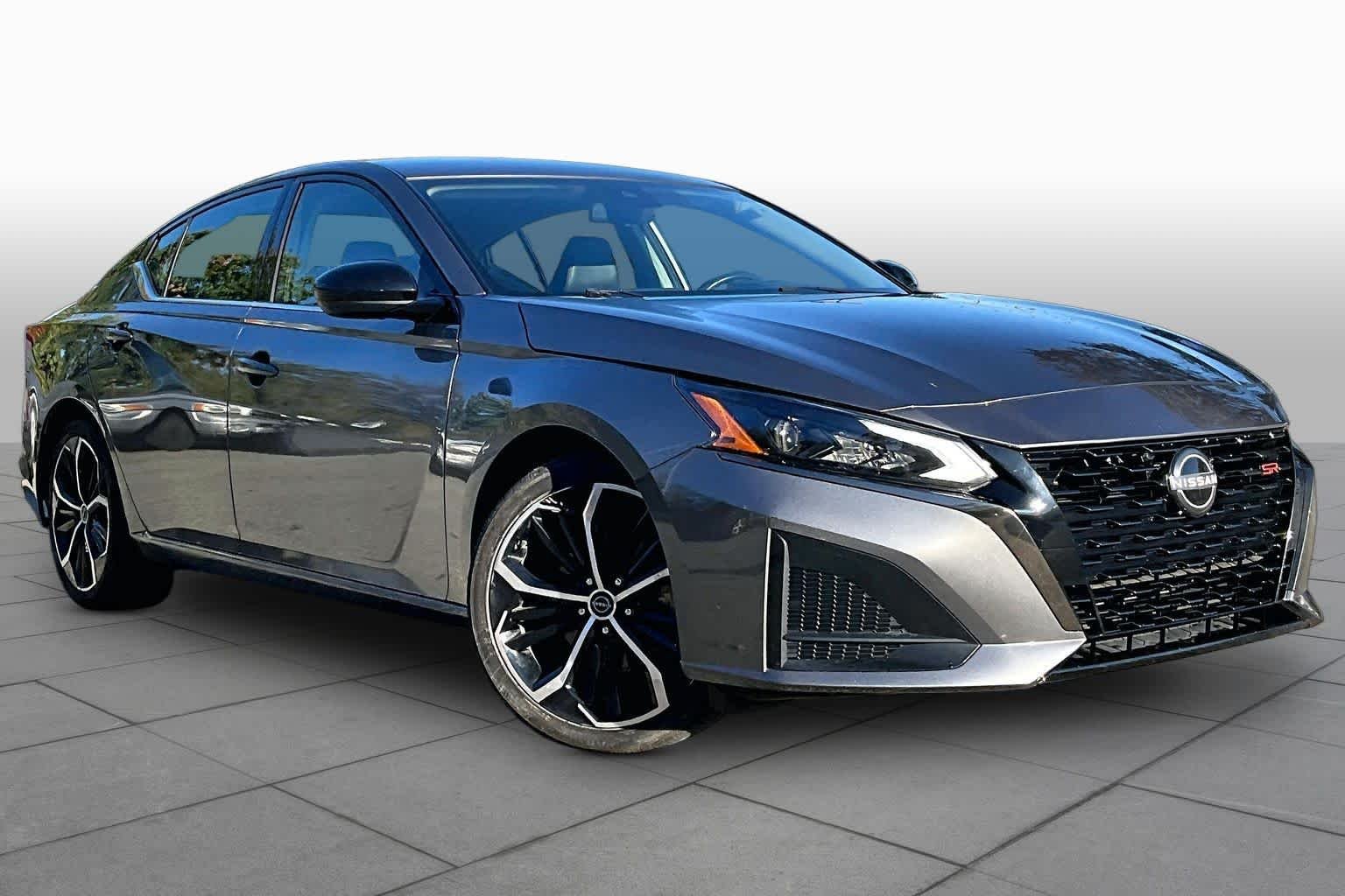 Used 2025 Garnet Pearl Metallic Nissan SV image 3