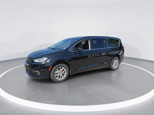 Used 2024 Black Chrysler Touring L image 4