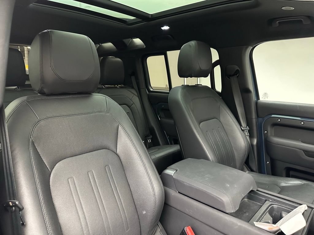 Used 2022 Tasman Blue Metallic Land Rover S image 4