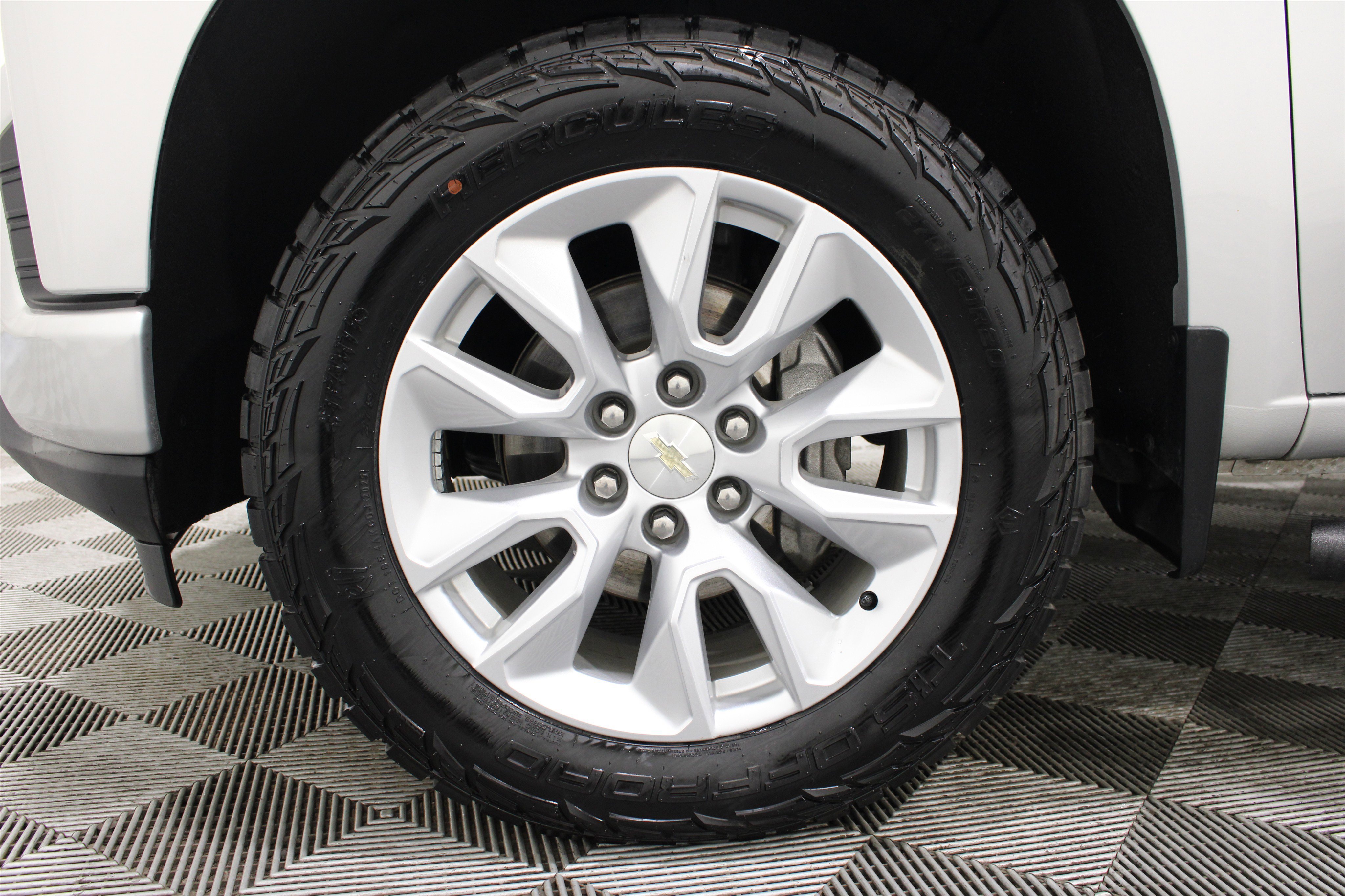 Used 2021 Silver Ice Metallic Chevrolet Custom image 33